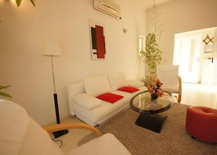 Apartments Viganj شقة *